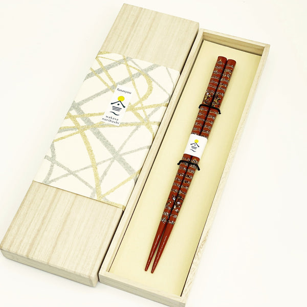 【 江戸期行灯道具箱 】　木彫本漆塗　十六弁二重菊・五七桐紋　火箸芯切り和蠟燭付 国光 伝統工芸若狭塗箸（螺鈿）桐箱入り – 若狭塗箸 船商